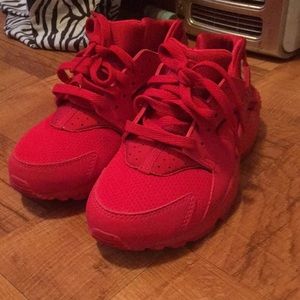 Nike huarache red size 4 y in red
